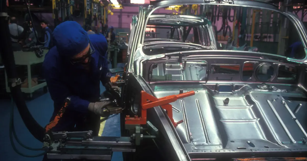 Tłoczenie podzespołów dla przemysłu motoryzacyjnego – serce nowoczesnej produkcji samochodów